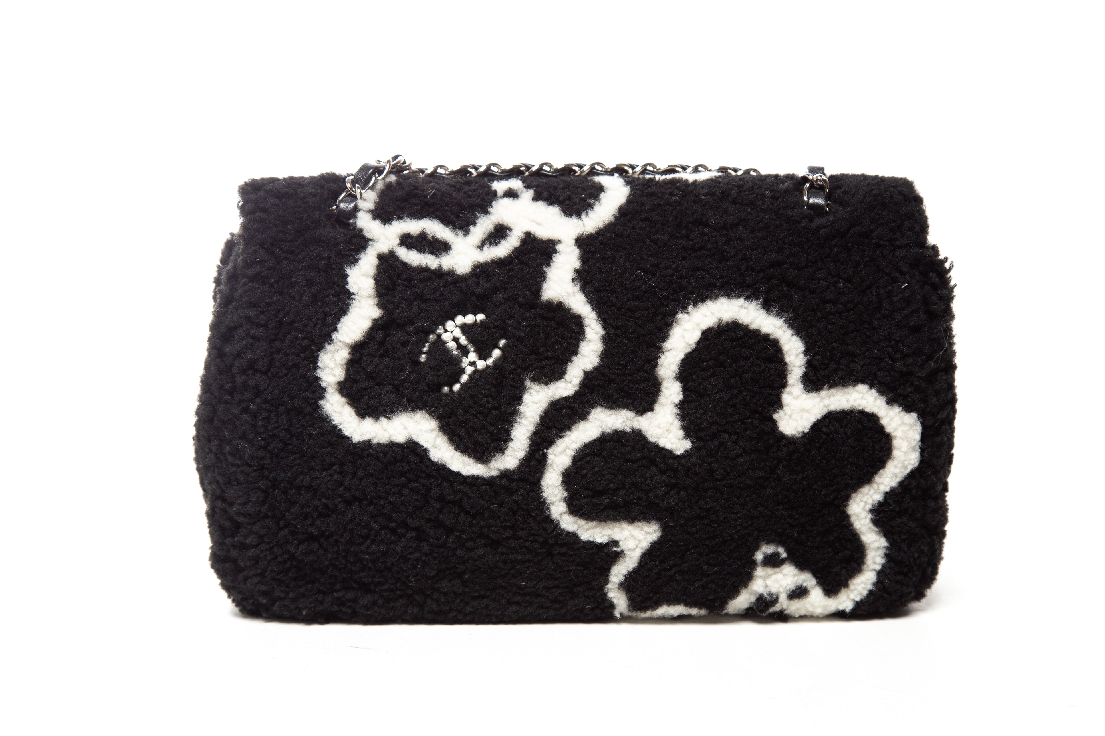 Chanel '22-23 Black and White Shearling Camellia Single Flap Bag - Image 4