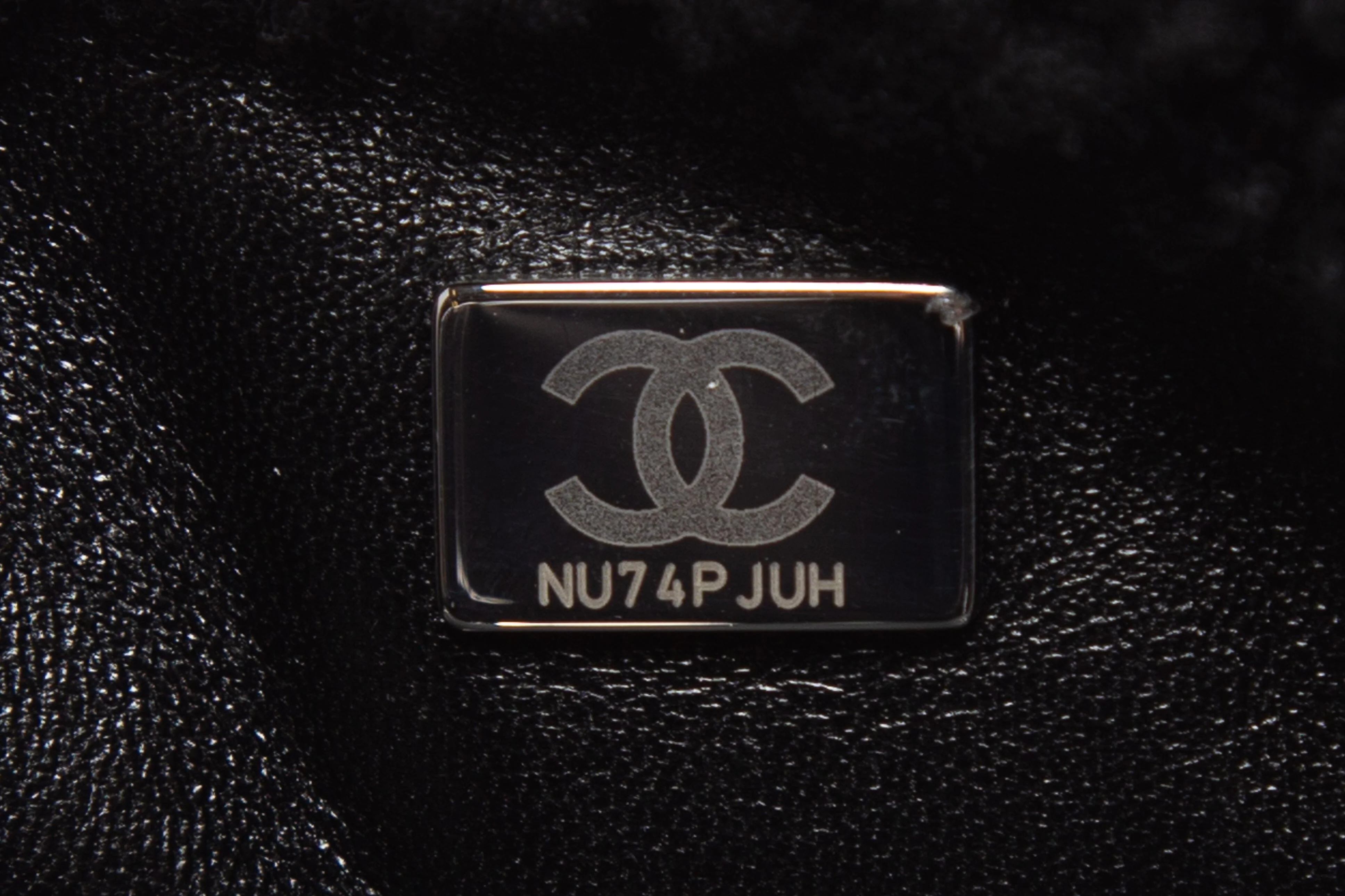 Chanel '22-23 Black and White Shearling Camellia Single Flap Bag - Image 8