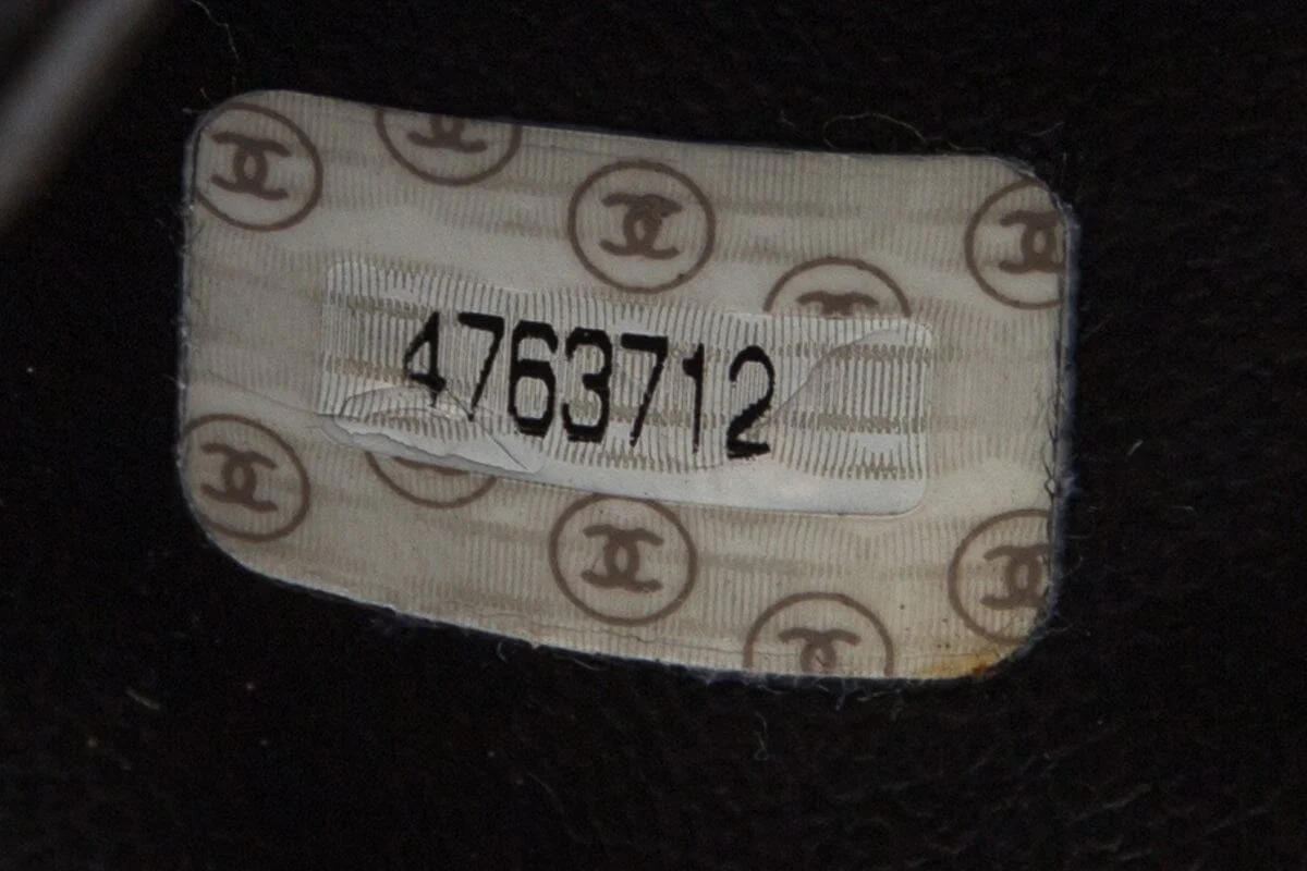 Chanel Vnitage 1996/97 Black Caviar Coco Mark Vertical Vanity Bag - Image 7